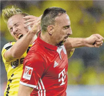  ?? FOTO: DPA ?? Ob heute wieder die Ellenbogen ausgefahre­n werden? Eigentlich haben Münchens Franck Ribéry (rechts) und Dortmunds Felix Passlack in der nächsten Woche wichtigere Spiele.