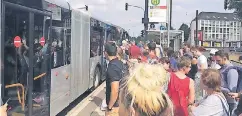  ?? FOTO: PRIVAT ?? Verblüfft schauten die Fahrgäste an der Werstener Dorfstraße zu, wie ihr Busfahrer in die Pause fuhr. Auf Anschlüsse mussten sie teils lange warten.