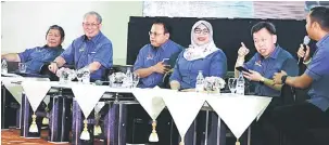  ??  ?? RANDAU: Dr Sim ketika bercakap pada sesi Randau Bersama Menteri dalam Program Lan Berambeh Anak Sarawak.