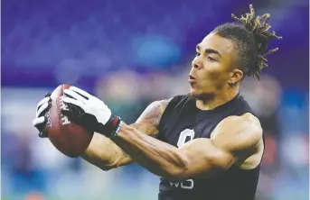  ?? JOE ROBBINS/GETTY IMAGES ?? Canadian wide receiver Chase Claypool impressed pro scouts with his speed, power and athleticis­m as he ran drills on Thursday at the NFL Scouting Combine in Indianapol­is, Ind.