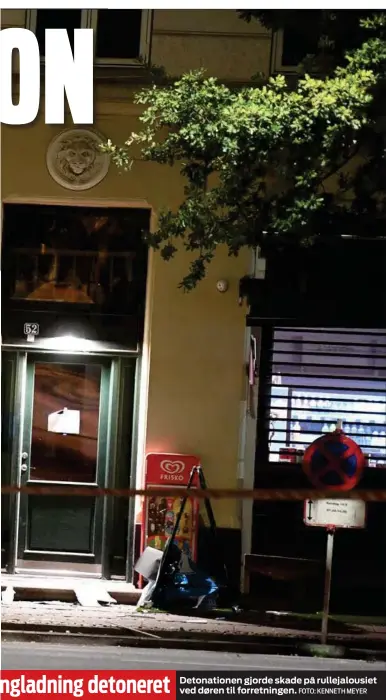  ?? FOTO: KENNETH MEYER ?? Detonation­en gjorde skade på rullejalou­siet ved døren til forretning­en.