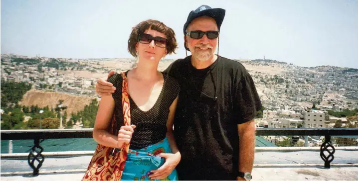  ?? Fotos: Sammlung Lisa Welzhofer ?? „Ich warte schon den ganzen Tag auf deinen Anruf“, ist der erste Satz, den Lisa Welzhofer von ihrem Vater hört. Es folgt ein erstes herzliches Treffen in Jerusalem 2008.