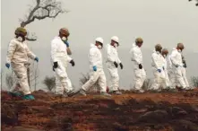  ?? AP PHOTO/JOHN LOCHER ?? Members of the California Army National Guard search a property for human remains Wednesday at the Camp Fire site in Paradise, Calif.