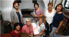  ??  ?? Die Brotbackfr­eunde ( von links): Elfriede Praßler, Martina Baur, Maria Scherer, San dra Proksch, Wally Kaltner, Petra Böck und Hilde Veith.