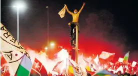  ?? EFE ?? Decenas de personas celebran tras conocer los resultados del plebiscito.