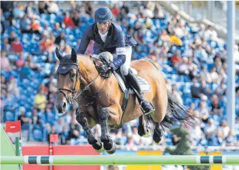  ?? FOTO: RENÉ SCHULZ/IMAGO IMAGES ?? Fehlerfrei und schneller als alle Konkurrenz im entscheide­nden Stechen: Daniel Deußer und sein Pferd Killer Queen beim Großen Preis von Aachen.