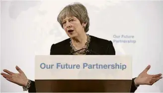  ?? Leon Neal/Associated Press ?? A conservado­ra Theresa May, primeira-ministra britânica, fala sobre a UE em Londres