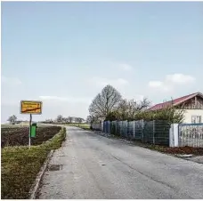  ?? Foto: Archiv/mb ?? Eine am Gallusweg, eine am Friedhof: Um niemanden zu behindern, müssen die Verengunge­n weit auseinande­r liegen.