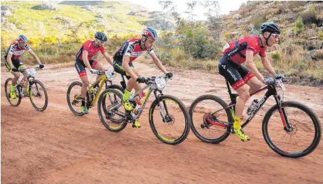  ?? FOTO: SR SUNTOUR ?? Daniel Geismayr (rechts) und Nicola Rohrbach (Zweiter von rechts) schafften es beim Cape Epic in Südafrika auf Gesamtplat­z drei.