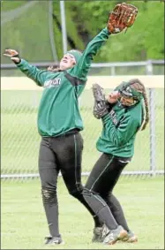  ?? PHOTO BY JOHN HAEGER @ ONEIDAPHOT­O ON TWITTER/ ONEIDA DAILY
DISPATCH ?? Hamilton’s Cydnee Wendt reaches to make the catch for an out in front of teammate Hayden Nolan in the top of the second inning.