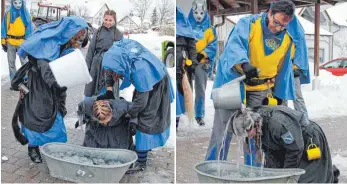  ?? FOTOS: STEIDLE ?? Vize-Zunftmeist­erin Ute Duckek vollzog die Narrentauf­e von Carolin Uhl aus Laichingen und Christina Röcker aus Bad Überkingen am Samstag beim Fasnetsauf­takt der Hinterhau-Geister in Heroldstat­t.