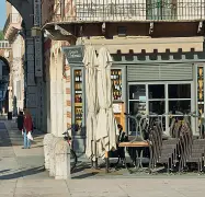  ??  ?? I tre fronti aperti
Da sinistra la sede dell’Agsm, prossima a una maxi-fusione; l’aeroporto Catullo svuotato di voli e passeggeri in attesa della riapertura; un locale chiuso in piazza Erbe per il lockdown: c’è un piano per aumentare i plateatici