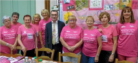  ??  ?? Les membres de l’associatio­n Vivre avec le cancer (AVA.) et le docteur Antoine Khreiche, médecin directeur de l’Adoc 11.