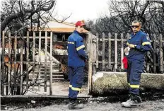  ?? DPA-BILD: PARTSALIS ?? Erschöpft: Einsatzkrä­fte der griechisch­en Feuerwehr sind in Mati und Umgebung im Dauereinsa­tz.