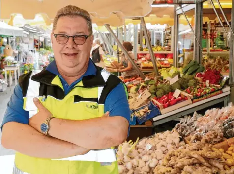  ??  ?? Seit sieben Jahren ist Harold Kraus als Aufseher auf dem Stadtmarkt tätig.