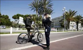  ?? (Photo Dylan Meiffret) ?? Un contrôle d’un cycliste sur la Prom’ pendant le confinemen­t.