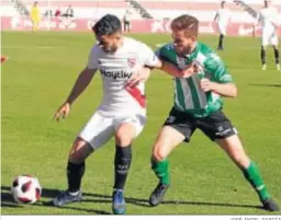  ?? JOSÉ ÁNGEL GARCÍA ?? Alberto García presiona a un jugador del Sevilla Atlético.