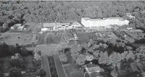  ?? [DORAL CHENOWETH/DISPATCH] ?? A Sheetz gas station, convenienc­e store and restaurant that had been proposed on a site at the Olentangy Valley Centre, on the middle left of this photo, is being scrapped because of community opposition.