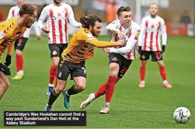  ?? ?? Cambridge’s Wes Hoolahan cannot find a way past Sunderland’s Dan Neil at the Abbey Stadium