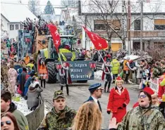  ??  ?? An die 40 Faschingsw­agen kurvten beim Gaudiwurm in Untermühlh­ausen durch die engen Straßen des Ortes – unter anderem die letzten Ritter aus Scheuring.