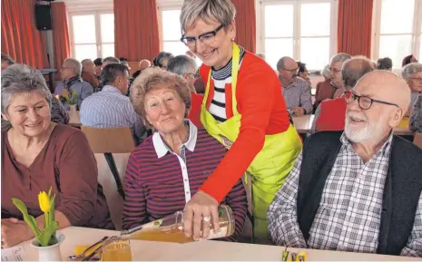  ?? FOTOS: MANDY STREICH ?? Insgesamt 25 Freiwillig­e haben sich spontan zum Helfen beim Sigmaringe­ndorfer Mittagstis­ch bereit erklärt.