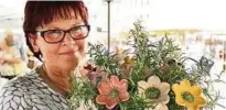  ??  ?? Einen Strauß Keramikblu­men präsentier­t Gisela Duske aus Apolda. Die Blumen waren diesmal der Renner. Mehr Fotos: www.tlz.de