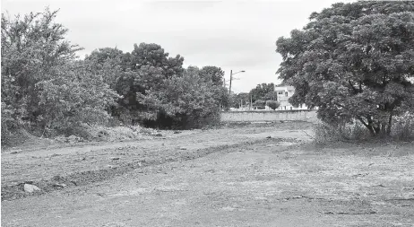  ?? ?? En la pista del aeropuerto se trabaja para permitir el paso a los vehículos hasta la Manuel Palomeque y así ingresar por el costado al hospital del IESS.