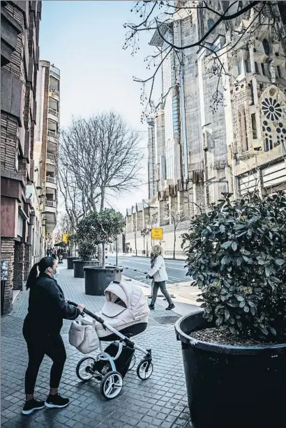  ?? LLIBERT TEIXIDÓ ?? En ziga-zaga. Uns nous i enormes suports per a testos del carrer Mallorca, just davant de la Sagrada Família, animen els vianants a participar en una imprevista cursa d’obstacles