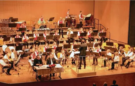  ?? Foto: Peter Rothmund ?? Die Bläserklas­se und das B-Orchester begeistern beim Benefizkon­zert der Stadtkapel­le Gersthofen unter Leitung von Maximilian Hosemann.