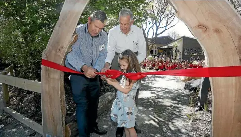  ?? MARTIN DE RUYTER/STUFF ?? Hampden Street School principal Don McLean, left, former pupil Nolan Martin and the school’s youngest pupil, Olivia Hodgson, cut a ribbon marking the 150th anniversar­y of the school and the opening of its new outdoor classroom.