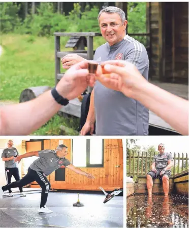  ?? FOTOS: CHRISTOF WOLFF ?? Ein Prosit der Gemütlichk­eit: Klaus Allofs im Trainingsl­ager von Fortuna im oberösterr­eichischen Bad Leonfelden – mit regionalen Köstlichke­iten, beim Stockschie­ßen und im Moorbad.