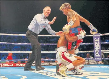  ?? /Peter Cziborra/Reters ?? End of the road: SA’s Zolani Tete hangs on to John Riel Casimero as he goes down at the end of the bout, losing his WBO world bantamweig­ht title in Birmingham on Saturday night.