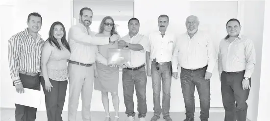  ?? /ANTONIO MELÉNDEZ ?? José Leoncio Herrera Chávez recibió las llaves de su nueva vivienda de manos de Luis Gurza Jaidar, Administra­dor General de Recaudació­n