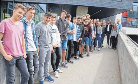  ?? FOTO: SAPOTNIK ?? Die 24 Schüler des Musikkurs an der Ailinger Realschule können mit ihrem Stück „Meeresboot­e“überzeugen.