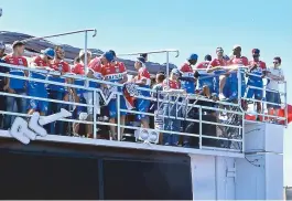  ??  ?? Jogadores, comissão técnica, funcionári­os e dirigentes: haja festa