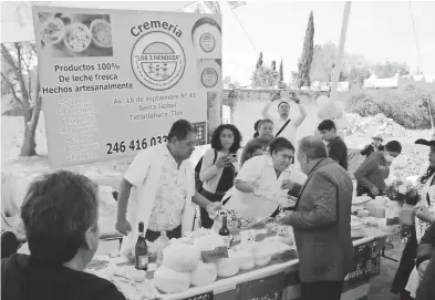  ?? /CORTESÍA: MUNICIPIO DE TETLATLAHU­CA ?? Productore­s de leche y queso de la región, ofrecieron a los visitantes una gran variedad de productos caseros