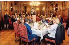  ?? FOTO: BECKER & BREDEL ?? Angemessen locker: Das Dinner am Freitagabe­nd auf Schloss Saareck in Mettlach mit dem niederländ­ischen Königspaar Willem-Alexander und Máxima. Gastgeber war die Niederland­e.