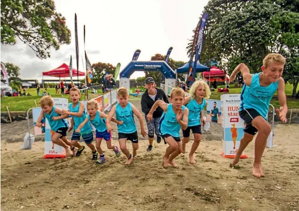  ?? GEORGIA SCHOFIELD. ?? Campbells Bay Primary School students taking part in the Harcourts Beach Series.