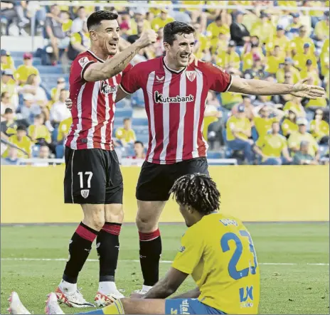  ?? FOTO: EFE ?? TriunfoYur­i y Vivian celebran el segundo gol del Athletic ante la UD Las Palmas junto a un desolado Coco