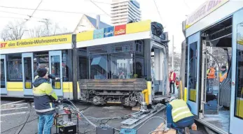  ?? FOTO: THOMAS HECKMANN ?? Die Unfall-Straßenbah­n der SWU kann voraussich­tlich repariert werden.