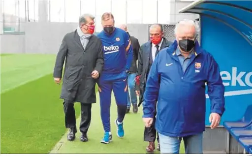  ?? FCB ?? Joan Laporta dialoga con Ronald Koeman en el entrenamie­nto matinal de ayer del Barcelona en la ciudad deportiva.