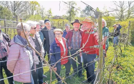  ?? RP-FOTO: RUTH KLAPPROTH ?? Rund 30 Interessie­rte ließen sich von Karl Kiggen (vorne rechts) auf dem Wingertsbe­rg in Wassenberg über seinen Weinanbau informiere­n.
