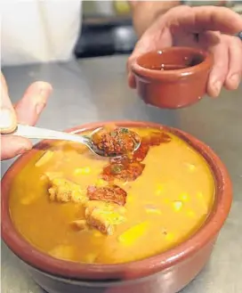  ??  ?? Un clásico del 25. El locro es barato, pero lleva tiempo.