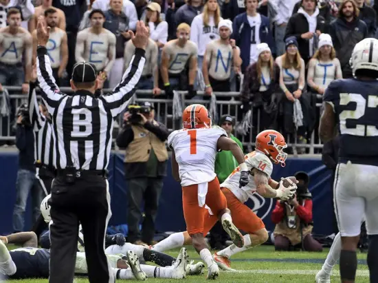  ?? Barry Reeger, The Associated Press ?? Illinois wide receiver Casey Washington (14) celebrates after catching a pass for a 2-point conversion in the ninth overtime to upset Penn State 20-18 in State College, Pa., on Saturday.