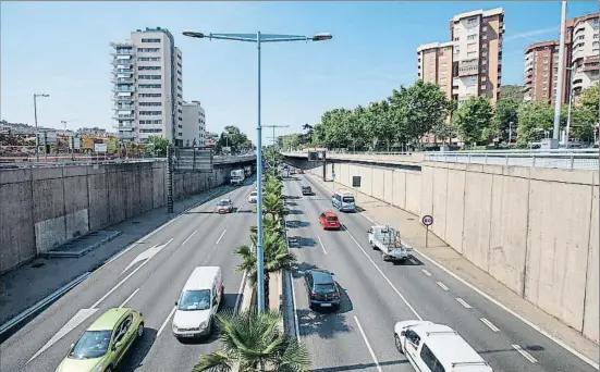  ?? INMA SAINZ DE BARANDA ?? A punt per a la transforma­ció. Les palmeres i l’enllumenat es retiraran per aixecar, en lloc seu, el mur central de la futura cobertura