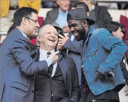  ?? FOTO: OL ?? Umtiti coincidió con los presidente­s Bartomeu y Jean-Michel Aulas en el palco del Mini para ver en directo el Barça femenino ante el Lyon