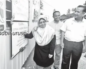  ??  ?? FUZIAH merasmikan Koperasi Angkatan Muda Kebajikan (AMK) Balik Pulau, pada Ahad. Turut sama Exco Perdaganga­n Antarabang­sa dan Dalam Negeri, Hal Ehwal Pengguna dan Pembanguna­n Keusahawan Pulau Pinang, Datuk Abdul Halim Hussain (kanan) dan Ketua AMK Balik Pulau, Muhammad Adzlan Adzhar (dua, kanan). -Gambar Bernama