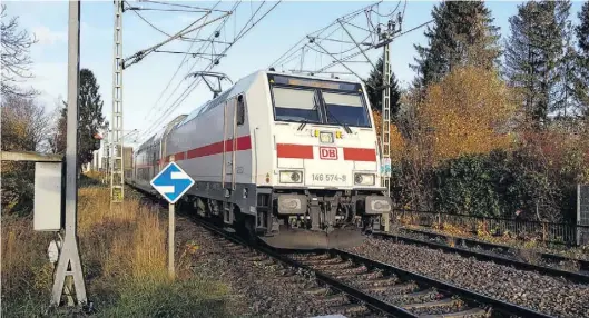  ?? BILD: Rüdiger zu Klampen ?? Er bleibt: Intercity Richtung Bremen/Hannover am Bahnüberga­ng Stedinger Straße in Oldenburg