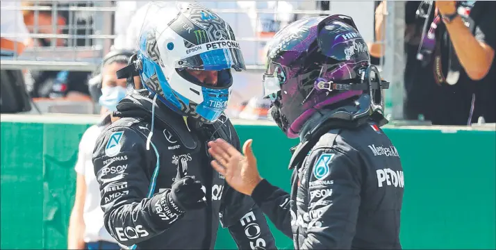  ?? FOTO: GETTY ?? Valtteri Bottas, autor de la pole ayer en Austria, es felicitado por su compañero Lewis Hamilton, que se vio sorprendid­o por la velocidad del finlandés, quien le relegó a la segunda plaza de la parrilla de salida
