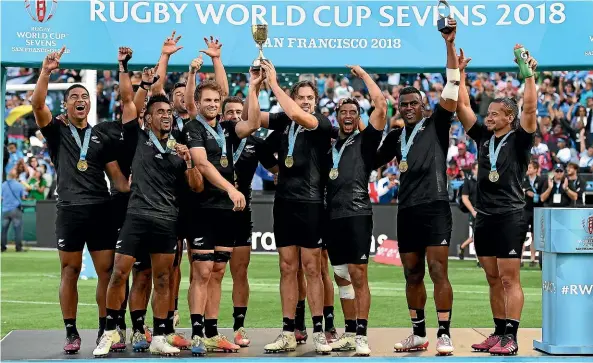  ?? PHOTOSPORT ?? The victorious New Zealand sevens team celebrate after being presented with the trophy yesterday.